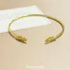 Pulsera Abierta Estilo Lujo Ligero Europeo y Americano con Hojas Doradas, Moderna y Versátil, Sensación de Alta Gama, Pulsera de Hoja Incrustada con Diamantes con un Toque de Elegancia