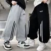 Calça infantil 2026 novo estilo para crianças médias e grandes, calça jogger esportiva solta para primavera e outono para meninos
