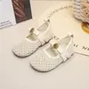 Sapatos de couro para meninas 2026 novo modelo de verão sapatos infantis respiráveis vazados de bico fechado sandálias trançadas de sola macia para meninas pequenas