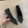 Zapatos de Mujer Grises de Tacón Alto Estilo Francés, Novedad Otoño e Invierno 2025, Retro, Puntiagudos, Boca Baja, Forrados de Borrego, Zapatos de Oficina