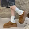 Chinelos mule femininos da moda com sola alta, grossos, novos para outono, chinelos de meia versáteis, estilo retrô, com tira de couro, bico fechado, com fivela
