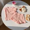 Conjunto de Duas Peças para Meninas Verão 2026 Estilo Coreano: Colete Riscado de Manga Curta e Shorts Jacquard com Bordas Franzidas, Roupa de Princesa para Meninas