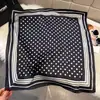Lenço Quadrado Clássico Versátil Novo com Bolinhas e Borda Listrada Retrô, Lenço de Seda para Mulheres, para Deslocamento na Primavera e Verão, Lenço para Pescoço com Proteção Solar