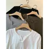 Sencillo y elegante, este suave y elástico top de punto de algodón presenta un corte holgado, color liso, diseño elástico de pierna recta, una pequeña abertura y un escote en V con línea de hombro normal.