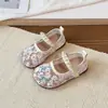 Sapatos de Couro Florais Margarida para Meninas 2026 Novo Estilo Primavera e Outono Solado Macio Moda Pérola Estilo Pequeno Chanel Sapatos de Couro Infantis