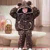 Conjunto de pijama outono e inverno para meninas, novo estilo 2026, fleece de coral, roupa de dormir quente com capuz para crianças e bebês
