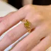 Anillo de Diamantes Cubo de Azúcar de Lujo Ligero a la Moda, Anillo Floral de Diamante Cuadrado Envuelto en Vid, Diseño Nicho, Anillo de Diamante de Alto Carbono con Gema de Color para Mujer