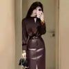 Um Conjunto Completo de Lindas Roupas de Outono, um Vestidinho para uma Filha Rica, um Conjunto de Top Marrom Elegante, Exquisito, Único e Lindo