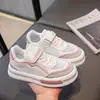 Sapatos Infantis Tênis de Skate Infantil Verão 2025 Malha Única Respirável Novo Estilo Sapatos Infantis Tênis para Meninos e Meninas Malha Branca