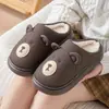 Pantuflas de algodón para mujer, nuevo estilo otoño/invierno 2026, con un lindo diseño de oso, adecuadas para uso en interiores, con suela antideslizante, base gruesa y forro cálido; también disponible como juego de pareja y en tallas de hombre