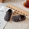 Sandálias Birkenstock Infantil de Bolinhas 2026 Outono/Inverno Novo Estilo Mori-kei Com Pelúcia Quente Retro Meninas Sola Macia Versátil Sapatos de Algodão