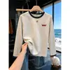 Camiseta feminina com design de outono color-block, gola redonda, manga longa, novo estilo 2026, casual e versátil, top base modelador.
