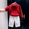 Conjunto de dos piezas para niño estilo coreano otoño e invierno 2026: suéter de punto suave rojo con cuello de solapa y pantalones blancos de pierna ancha para niños
