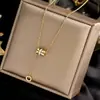 Colar Clássico de Trevo de Quatro Folhas em Aço Titânio Mais Vendido para Mulheres, Design de Nicho, Luxo Leve, Corrente de Clavícula Totalmente Cravejada com Zircônia Diamante