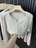 Suéter de punto acanalado con cuello en V, simple y elegante, un nuevo diseño de otoño/invierno para mujer, con un corte ajustado y un look juvenil, perfecto como capa interior o cárdigan.