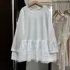 Camiseta blanca de manga larga con ribete de encaje de ballet para mujer, atuendo de otoño 2026, combinada con una camiseta interior