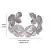 Pulseira de Aço Inoxidável Aberta Estilo Hip-Hop Retrô Europeu e Americano com Recortes Textura Geométrica de Borboleta Prateada Pulseira de Moda Feminina