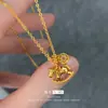 Collar Deslumbrante de Riqueza Instantánea Chapado en Oro para Mujer, Diseño de Nicho de Lujo Ligero, Collar de Moneda de Cobre Caballo de Troya Hielo Triturado, Cadena para Clavícula