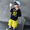 Conjunto de Verão com Manga Curta para Meninos 2026 Novo Estilo Roupa de Verão Bonita para Crianças Estilo Coreano Camiseta Shorts de Trabalho