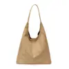 Bolsa Feminina Estilo Mori Casual Grande Capacidade Bolsa Tote de Veludo Nova 2025 Sensação Relaxada para o Dia a Dia Bolsa de Ombro de Nicho