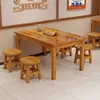 Conjunto de mesa e cadeiras de madeira maciça carbonizada para uso comercial em estabelecimentos de café da manhã e refeições, restaurantes, lanchonetes de churrasco e restaurantes de fast food