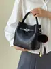 Bolso de hombro retro de nicho transfronterizo para mujer, nuevo bolso cruzado de moda otoño 2026, bolso tipo cubo tote elegante y moderno