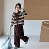 Coleção de outono: roupas infantis novas para meninas, incluindo um suéter cardigã listrado e calças casuais, um conjunto de duas peças da moda