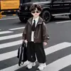 Jaqueta de Couro Masculina Nova para Primavera/Outono 2026 Roupa Externa Infantil Bebê com Capuz Jaqueta de Couro Versátil Masculina Top Roupa Externa