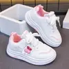 Tênis de Skate Feminino Novo Primavera/Outono 2026 Velcro Decoração de Cereja Sapatos Brancos Solado Macio Tênis Esportivo Casual Infantil