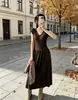 Vestido de malha com decote em V estilo francês para mulheres, novo modelo de outono de 2026, acinturado, emagrecedor, versátil, longo em linha A