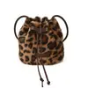 Bolsa Pequena Transversal para Celular Estilo Coreano de Alto Valor para Mulheres 2026 Nova Retro Casual Simples de Pelúcia Personalidade Bolsa de Balde