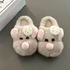 Bonitas pantuflas mullidas para mujer, estilo lindo, invierno 2026, para casa, antideslizantes, de suela gruesa, punta cerrada, pantuflas cálidas de suela gruesa, estilo femenino