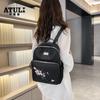 Mochila Antifurto para Mulheres 2025 Novo Estilo Coreano Mochila de Nylon Bordada Casual Versátil Leve para Uso Duplo ao Ar Livre
