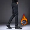 Jeans masculinos slim-fit pretos e cinzas de alta qualidade para o Outono/Inverno 2026, calças compridas casuais trendy e elásticas com forro de fleece