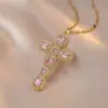 Colar Feminino Colorido Zircônia Joias Design de Nicho Pingente Cruz Completo em Diamante Colar Corrente de Clavícula em Aço Inoxidável