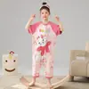 Pijama de una pieza de verano fino para niñas, manga corta, algodón puro, estilo de dibujos animados, corte holgado, ropa de casa para bebés y niños que se puede usar en el exterior