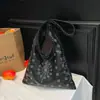 Bolsa de axila estilo motociclista de moda europeia e americana, nova bolsa de mão moderna com tachas, bolsa de ombro para o dia a dia, bolsa tote