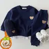 Estilo coreano ins Suéter de algodón con cuello redondo de oso para bebé recién nacido y niño pequeño Conjunto deportivo Casual de dibujos animados para bebé Conjunto de dos piezas