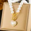 Colar Clavicular de Pérolas de Imitação de Alto Padrão com Fecho em Formato de Coração Totalmente Cravejado em Aço Titânio, Presente para Melhor Amiga, Joia de Laço para Mulheres