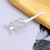 Pasador Lateral con Acabado Metálico de Alta Gama, Pinza para el Cabello con Pedrería y Letras en Inglés, Versátil, Hecho a Medida con Pedrería, Empaquetado Individualmente