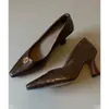 Versão em Couro de Vaca de Sapatos Slip-On de Couro Camélia com Bico Fino e Salto Fino, Estilo de Luxo com um Toque Sexy