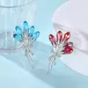 Broche de Ramo de Flores de Lujo Ligero Europeo y Americano de Alta Gama, Pin Anti-Exposición para el Viaje al Trabajo, Broche de Flor de Cristal Bicolor Azul y Rojo, Accesorios
