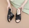 26 Zapatos Tradicionales de Verano para Mujer, Zapatos de Mamá, Pantuflas con Tacón de Cuña, Sandalias Elegantes y Suaves para Interiores/Exteriores, Pantuflas de PVC con Suela Gruesa