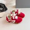 Tênis casuais infantis estilo coreano 2026 novo modelo outono sapatos esportivos para meninos tênis casuais versáteis com sola macia para meninas