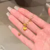 Colar com Pingente de Coração Escovado em Forma de Pêssego Popular do Xiaohongshu, Corrente de Clavícula Doce Nicho de Luxo Leve Vintage