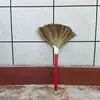 Escoba pequeña hecha a mano piel roja hierba de manila unidad escolar escoba de limpieza escoba antigua escoba de limpieza interior escoba de plántula de seda dorada