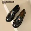 Zapatos de Cuero Pequeños Camelia Amor Hebilla Dorada Retro Suela Gruesa Boca Profunda 2026 Invierno Slip-on Estilo Perezoso Mocasines para Mujer