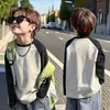 Camiseta de manga larga de algodón puro para niño, nuevo estilo otoño 2026, top de manga raglán con bloques de color para niños, camiseta interior para bebé