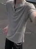 2026 Novo Modelo Camiseta Masculina de Tricô Manga Curta com Gola Polo, Design de Moda Único com Gola Reversível Abotoada e Caimento Regular nos Ombros