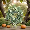 1 Pieza Corona Rústica Artificial de Eucalipto y Bayas con Hojas Escarchadas, Corona Falsa de Hojas Verdes con Bayas Rojas, Decoración Festiva, Estacional y para Todo el Año, Corona Colgante para Interiores y Exteriores para Pared, Ventana, Chimenea, Porche, Boda, Fiesta y Hogar